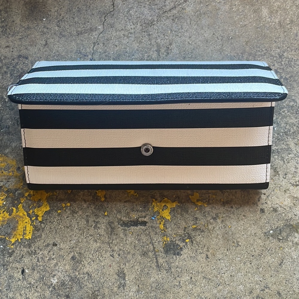 Kut From the Kloth Wallet Vegan Leather !